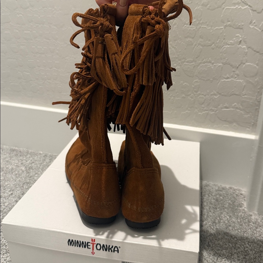 Minnetonka Women's Moccasin Fringe Boots - Tan - Picture 6 of 7